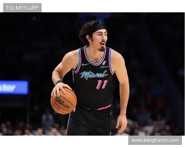 哈克斯替补登场26分钟高效表现14投9中斩获21分3篮板2助攻